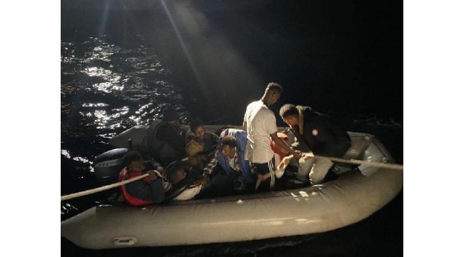 Dikili'de 10 kaçak göçmen kurtarıldı