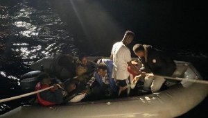 Dikili'de 10 kaçak göçmen kurtarıldı