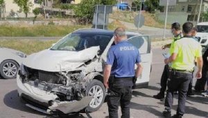 Kırşehir'de 3 otomobil çarpıştı: 2 ölü, 2 yaralı