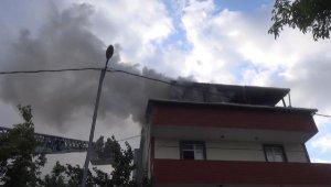 Silivri'de çatı katında yangın; 2 kadın dumandan etkilendi