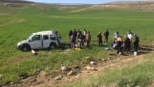 Sivas'ta, şarampole devrilen hafif ticari araçtaki 5 kişi yaralandı