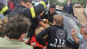 TIR'daki sac rulo otomobilin üzerine düştü, yaralanan anne çocuklarının durumunu sordu