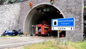 Tünelin duvarına çarpan otomobilin sürücüsü yaralandı
