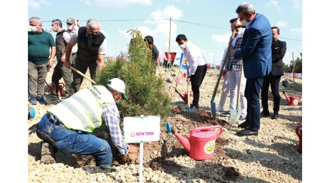 Adana'da Fatih Terim Hatıra Ormanı'nın ilk fidanları toprakla buluştu