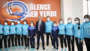Bakan Kasapoğlu, Ardahan'da gençlerle buluştu