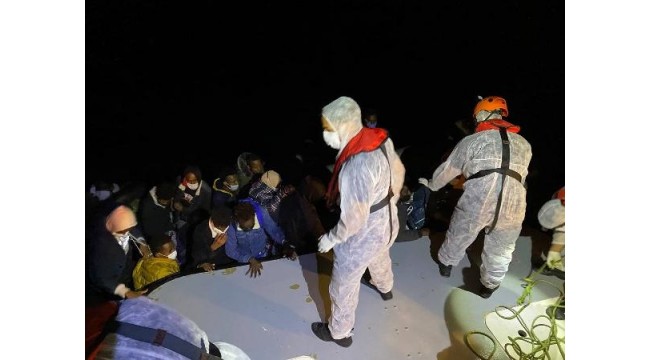 Çeşme'de 48 kaçak göçmen kurtarıldı