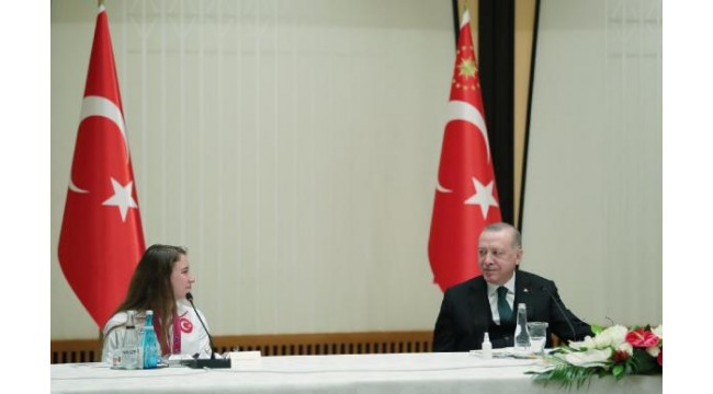 Cumhurbaşkanı Erdoğan, madalya alan cimnastikçileri kabul etti