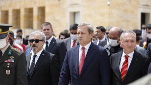 Galatasaray Başkanı Burak Elmas ve yönetimi Anıtkabir'i ziyaret etti