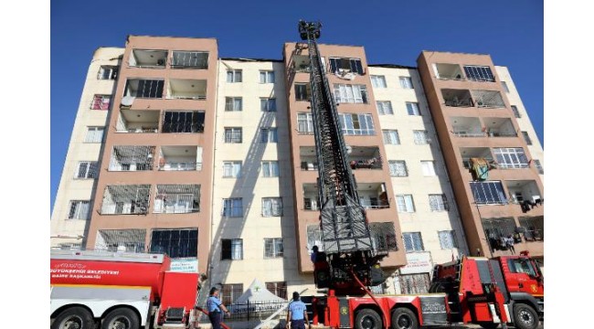 Gaziantep'te, çatı katında çıkan yangın korkuttu