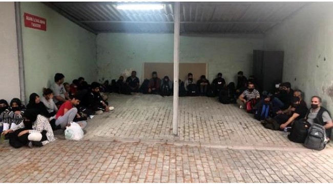 İzmir'de bağ evinde 32 kaçak göçmen yakalandı
