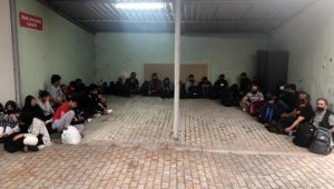 İzmir'de bağ evinde 32 kaçak göçmen yakalandı