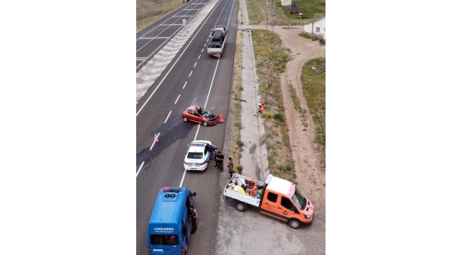 Kayseri'de, TIR'a çarpan otomobilde 4 kişilik aile yaralandı