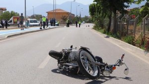 Otomobille motosiklet çarpıştı: 1'i ağır, 2 yaralı