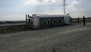 Silivri'de yakıt tankeri devrildi, sürücü yaralandı