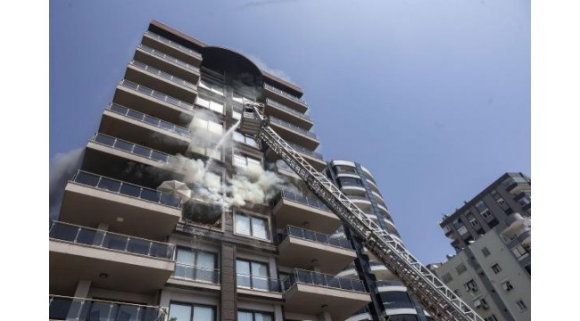 4'üncü katta çıkan yangın, itfaiyenin müdahalesiyle söndürüldü