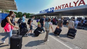 Antalya'ya 5 ayda gelen turist 1 ayda geldi