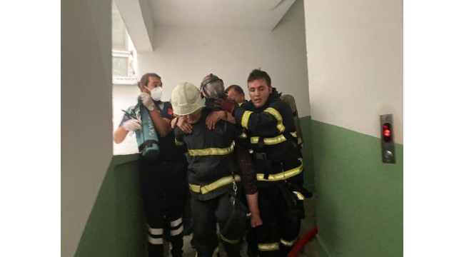 Apartmandaki yangında mahsur kalan yaşlı kadınları, itfaiye ekibi taşıdı