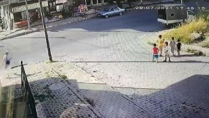 Arnavutköy'de yolun karşısına geçen çocuğa otomobil böyle çarptı