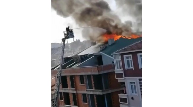 Bahçelievler'de inşaat halindeki binanın çatısı alev alev yandı