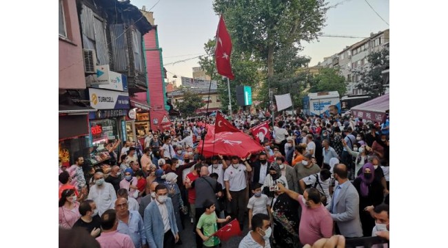 Binlerce vatandaş 250 metrelik Türk Bayrağı'nın altında yürüdü