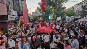 Binlerce vatandaş 250 metrelik Türk Bayrağı'nın altında yürüdü