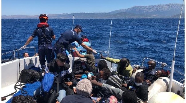 Çeşme açıklarında 26 göçmen kurtarıldı 