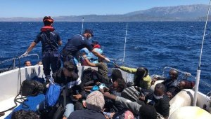 Çeşme açıklarında 26 göçmen kurtarıldı 