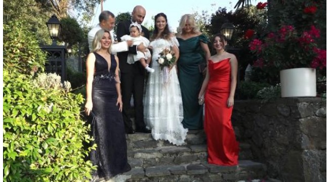 Doktor çift, koronavirüs nedeniyle erteledikleri düğünlerini 8 aylık kızlarıyla yaptı