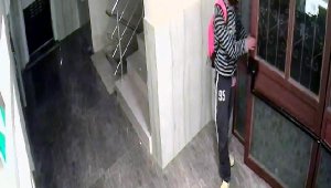 Eldivenli, şapkalı hırsızlık şüphelisi güvenlik kameralarından yakalandı
