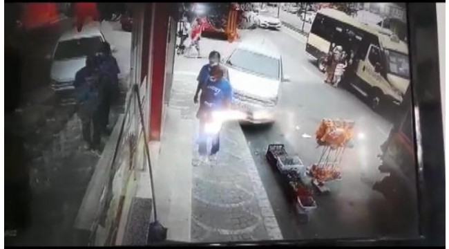 Gaziosmanpaşa'da otomobilin kaldırımda iki kişiyi ezdiği anlar kamerada