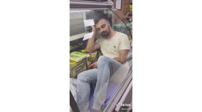 Gıda ürünün bulunduğu buzdolabına girip, videosunu paylaştı