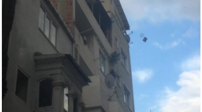 İSTANBUL-Fatih'te bir kişi önce yaşadığı evin çatısını yaktı, sonra itfaiyecilere saldırdı