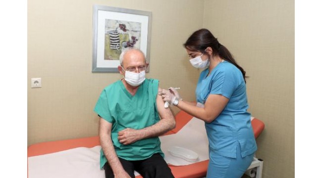 Kılıçdaroğlu, 3'üncü doz koronavirüs aşısını yaptırdı