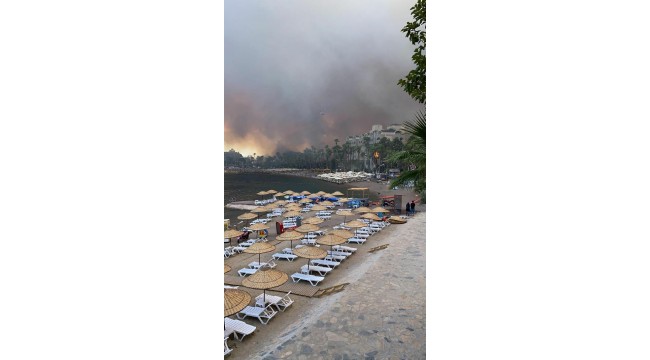 Marmaris'te korkutan orman yangını; alevler yerleşim yerine 100 metre kadar yaklaştı
