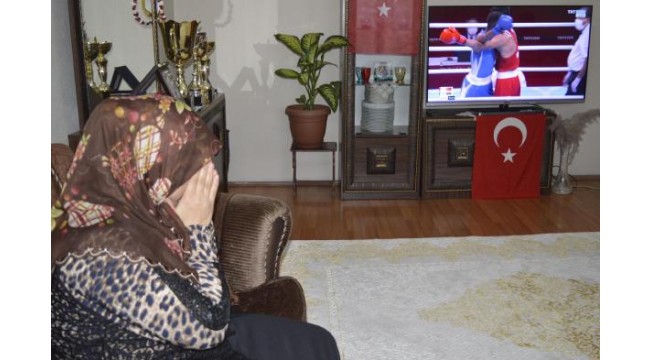 Milli boksör Malkan'ın annesi, oğlunun müsabakasını heyecandan izleyemedi