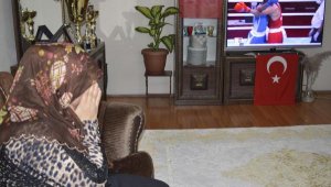 Milli boksör Malkan'ın annesi, oğlunun müsabakasını heyecandan izleyemedi