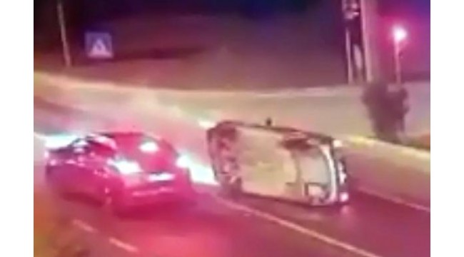 Otomobil, kırmızı ışıkta bekleyen otomobile çarptı: 4 yaralı
