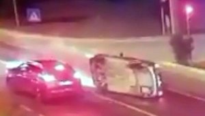 Otomobil, kırmızı ışıkta bekleyen otomobile çarptı: 4 yaralı