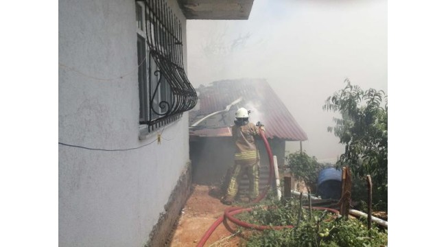 Sultanbeyli'de bayram tatiline giden ailenin evi yandı