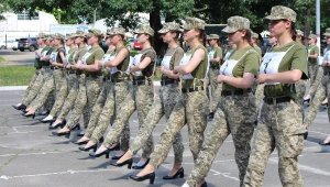 Ukraynalı kadın askerler, geçit töreni provalarına topuklu ayakkabılarla katıldı