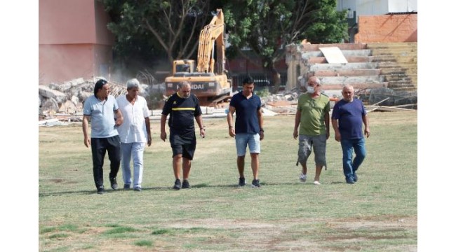 Adana'nın futbol emektarları, yıkımı süren 5 Ocak Stadı'nı son kez gezdi