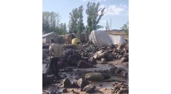 Ağrı'da sel suları evini basınca kalp krizi geçiren kadın öldü