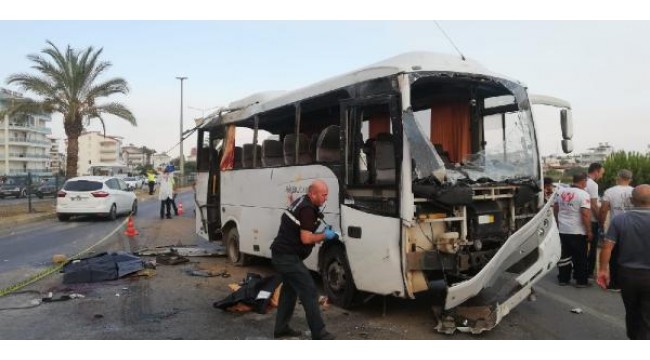 Antalya'da tur midibüsü kaza yaptı: 2 turist öldü