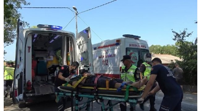 Arnavutköy'de minibüs ile otomobil çarpıştı: 2 yaralı
