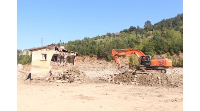 Ayancık'ta selde hasar gören 37 yıllık afet evleri yıkılıyor