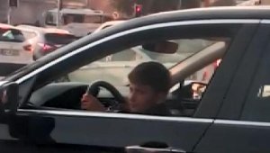 Bağcılar'da trafikte akılalmaz görüntü; otomobil kullanan çocuk kamerada