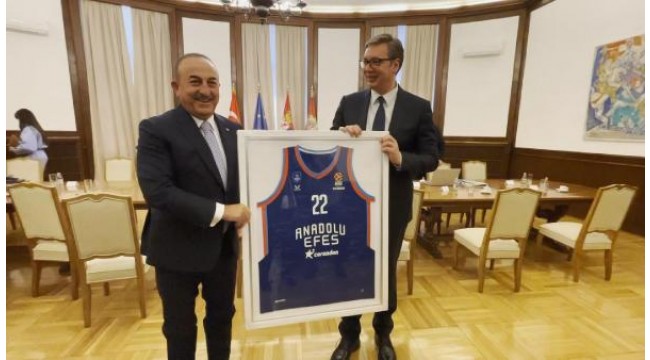 Bakan Çavuşoğlu'dan Sırbistan Cumhurbaşkanı Vuçiç'e forma hediyesi