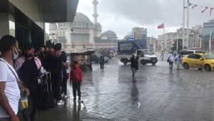Bir anda bastırdı... Taksim'de yağmur 