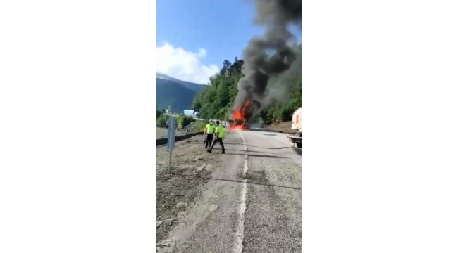 Bozkurt'a yardım malzemesi taşınan TIR'da yangın; jeneratör patladı