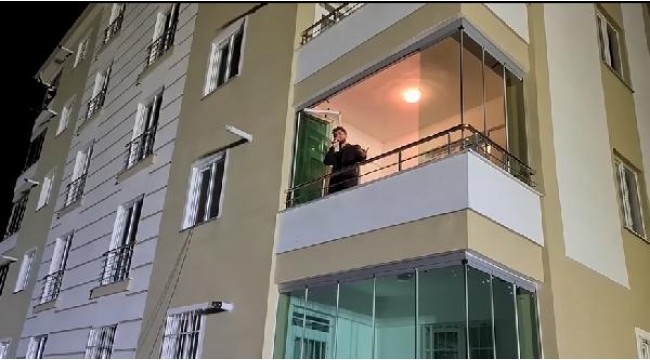 Covid-19'a yakalanan solist, televizyon programını balkondan yaptı
